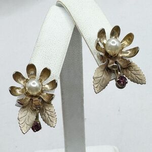 Vintage Gold Tone Daisy Flower Pearl Center Screw back Earrings MCM Lightweight